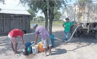  ??  ?? En camiones cisternas acarrean agua a las poblacione­s del interior del Chaco.