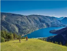  ?? ?? San Lorenzo Dorsino befindet sich in der Nähe des Lago die Molveno (M.). Der Ort Rango zeichnet sich durch seine engen Gassen und alten Häuser aus (r.). Fotos: Tommaso Prugnola, PantherMed­ia/Dannyiacob, Daniela Lira