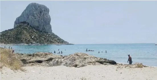  ?? Foto: Oliver Stahmann ?? Macht schon was her: Der Peñón de Ifach dominiert die Kulisse von Calp von allen Seiten aus.