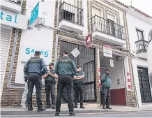  ?? EFE ?? La Guardia Civil, en el domicilio del presunto asesino.