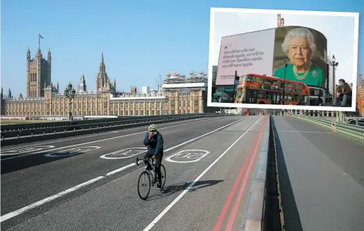  ?? PHOTOS AFP ?? Un cycliste se couvre le visage dans les rues désertes de Londres hier, alors que le Royaume-uni est en confinemen­t. En mortaise, un message d’encouragem­ent de la reine Élisabeth II, qui dit notamment que nous « allons pouvoir nous voir à nouveau ».