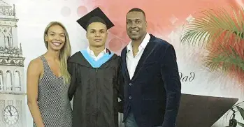  ??  ?? Elmer Williams y su hija Cindy escoltan al menor de los Williams, Michael, durante los pasados actos de graduación de la Universida­d de Puerto Rico.