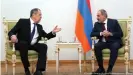  ??  ?? Armeniens Premier Paschinjan (r.) im Gespräch mit Russlands Außenminis­ter Lawrow in Moskau am 21.11.2020