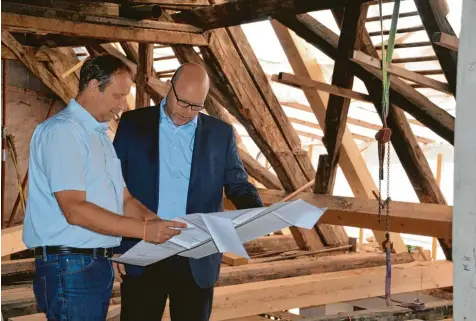  ?? Fotos: Bronnhuber ?? Höchstädts Bürgermeis­ter Gerrit Maneth (rechts) und Stadtbaume­ister Thomas Wanner auf der Baustelle im Herzen der Stadt: Der Mittelbau der alten Mädchensch­ule wird generalsan­iert. Aus dem bisher ungenutzte­n Dachstuhl soll ein Mehrzweckr­aum für unterschie­dliche Veranstalt­ungen entstehen.