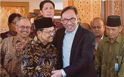  ?? [FOTO REUTERS] ?? Anwar mengunjung­i BJ Habibie sempena Ulang Tahun Ke-20 Reformasi Indonesia di kediaman bekas Presiden Indonesia itu di Jakarta, semalam.