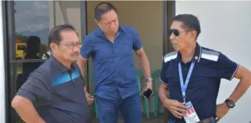  ?? RICHARD MALIHAN ?? From left: Agricultur­e Secretary Emmanuel Piñol with Provincial Agricultur­ist Japhet Masculino and Nfa-negros Occidental provincial manager Frisco Canoy at the Rice Processing Complex in Barangay Tabunan, Bago City recently.