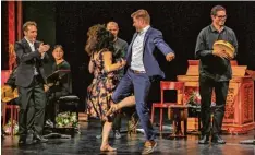  ?? Foto: Christian Menkel ?? Hier tanzt der Festivalch­ef persönlich: Simon Pickel fest im Griff von Anna Dego und L’Arpeggiata.