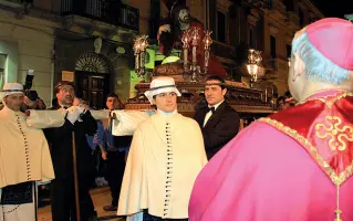  ??  ?? Il corteo Sopra e a destra alcune suggestive immagini dei cortei della Settimana Santa che si svolgono ogni anno a Taranto