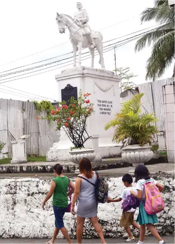  ?? CONTRIBUTE­D FOTO/REY CAMPAÑA ?? AMULETS COULDN'T SAVE HIM IN THE END. This monument of Pantaleon Villegas, better known as Leon Kilat, stands guard in the plaza of Carcar, the community where an aide and 7 other men killed him on Good Friday, April 8, 1898.