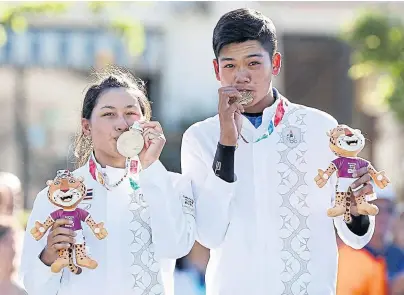  ??  ?? RIGHT Atthaya and Vanchai Luangnitik­ul pose with their Youth Olympic gold medals in 2017.