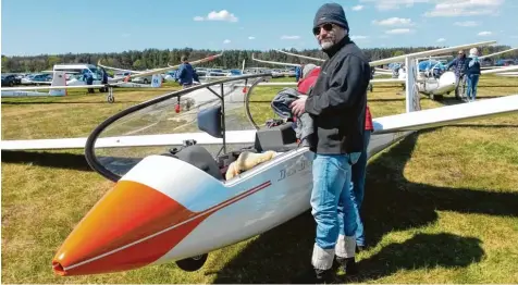  ?? Foto: Zitzmann ?? Am einzigen fliegbaren Tag des Klixer Segelflug Wettbewerb­s musste sich nicht nur der Donauwörth­er Pilot Peer Zitzmann warm anziehen, sondern auch die Konkurrenz: Zitzmann wurde gemeinsam mit Co Pilot Ovidiu Chircan Zweiter.