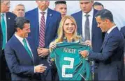  ?? REUTERS ?? ▪ Mexican first lady Angelica Rivera holds up a national team jersey given to her by captain Rafael Marquez (right), as President Enrique Pena Nieto looks on in Mexico City.