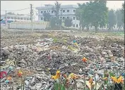  ?? SAMEER SEHGAL/HT ?? Heaps of garbage near Gurudwara Darbar Sahib in Gurdaspur district on Thursday.