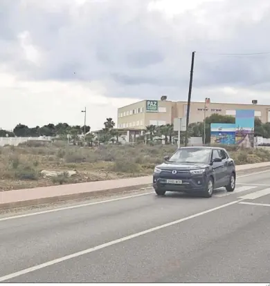  ?? J.A ?? Las viviendas y el hotel se prevén construir en los terrenos situados a la izquierda de la entrada a Cabo de Gata.