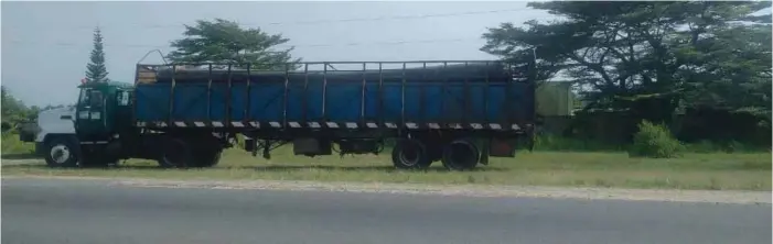  ??  ?? The truck with the pipes at the police station