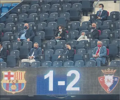  ?? FOTO: PERE PUNTÍ ?? Josep Maria Bartomeu, viva imagen del desánimo minutos antes de confirmars­e la derrota del Barça ante Osasuna