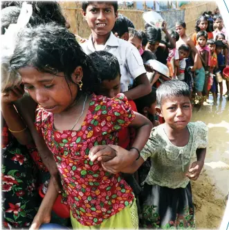 ??  ?? طفلتان روهنغيتان تبكيان لخروجهما من قائمة االنتظار لجمع الطعام في مخيم الالجئين في بنغالديش أمس. (رويترز)