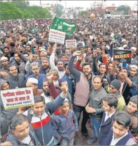  ?? ANI FILE ?? ■
Thousands of people hold a protest against the Citizenshi­p Amendment Act in Lucknow on December 13, 2019.