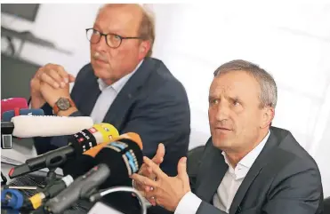  ?? FOTO: DPA ?? Düsseldorf­s Bäderchef Roland Kettler (l.) und Oberbürger­meister Thomas Geisel bei der Pressekonf­erenz zu den Vorfällen im Rheinbad.