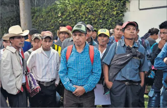  ?? / JOHAN ORONEZ (AFP) ?? Decenas de manifestan­tes se concentran frente a la sede de la Comisión contra la Impunidad en Guatemala el pasado día 24.