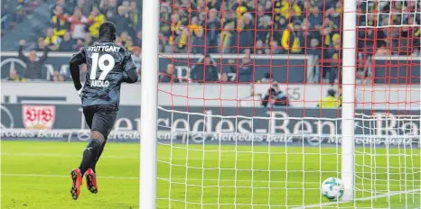  ?? FOTO: DPA ?? Treffsiche­re Knipser dringend gesucht – Chadrac Akolo ist mit bisher vier Toren einer der Lichtblick­e im VfB-Kader.