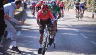  ?? (Photos DR) ?? Lors du dernier Tour des Alpes-Maritimes et du Var, Thibaut Pinot avait pu compter sur François (à gauche, en gris), ancien capo de la Populaire, avec qui il a gardé contact depuis un match de gala entre les coureurs français et étrangers, à Charles-Ehrmann en .