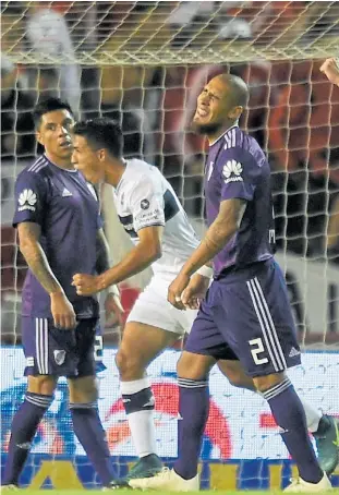  ??  ?? Las dos caras. Maxi Coronel celebra el gol del segundo empate. Nacho Fernández busca explicacio­nes, Maidana es la imagen del lamento de River.