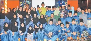  ??  ?? RAI BERSAMA: Nor Hisham (tengah) bersama anak-anak yatim pada Majlis Jalinan Mesra Ramadan Peringkat JBPM Negeri Sarawak di Sibu, malam kelmarin.