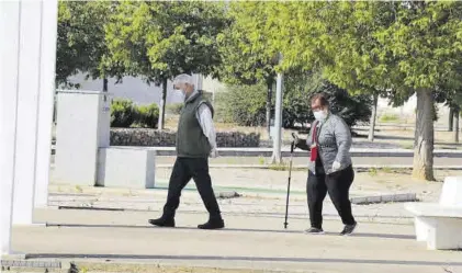  ?? CEDIDA ?? Un hombre y una mujer dan un paseo por el entorno de Villanueva de la Serena.