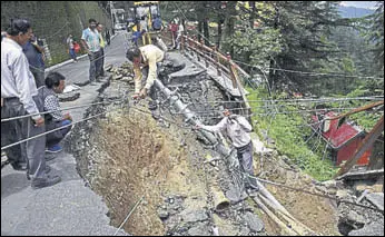  ?? DEEPAK SANSTA / HT ?? Workers trying to repair power cables after a road caved in near the Himachal Vidhan Sabha in Shimla on Tuesday.