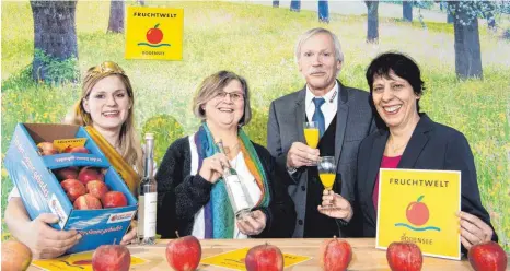  ?? FOTO: FELIX KAESTLE ?? Schätzen die Äpfel aus der Region: Apfelkönig­in Sabrina Heiß (von links), Claudia Metzler, Eugen Setz und Petra Rathgeber.