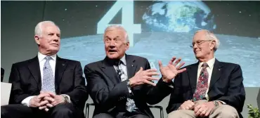  ?? Foto: dpa/EPA/Michael Reynolds ?? Die pensionier­ten Astronaute­n Buzz Aldrin (Mitte) von Apollo 11, Charles Duke (rechts) von Apollo 16 und David Scott von Apollo 9 und Apollo 15 sind zusammen mit Harrison Schmitt die letzten überlebend­en Mondbesuch­er.