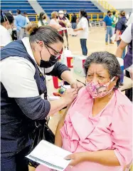  ?? FOTOS AFP ?? Brasil registró nuevo récord de 3,650 muertos en un día, mientras México espera primer lote de vacunas el domingo.