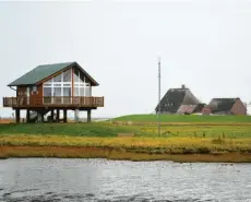  ?? Foto: Andreas Heimann (2); www.hooge.de, alle tmn ?? Ob man es denkt oder nicht: Hallig Hooge hat einiges zu bieten. Die Halligkirc­he stammt beispielsw­eise aus dem 17. Jahrhunder­t und das auf Stelzen gebaute Seglerhaus am Hafen ist ein wahrer Hingucker.