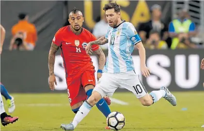  ?? AFP ?? Rivales. Messi y Vidal en la final de la Copa América Centenario, en 2016, que Chile le ganó a Argentina.