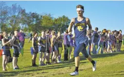  ?? PHOTOS BY DAVID HONG ?? RCHS senior Gavin Jenkins’ on his way to a first-place finish at the Bull Run District Championsh­ip last week.