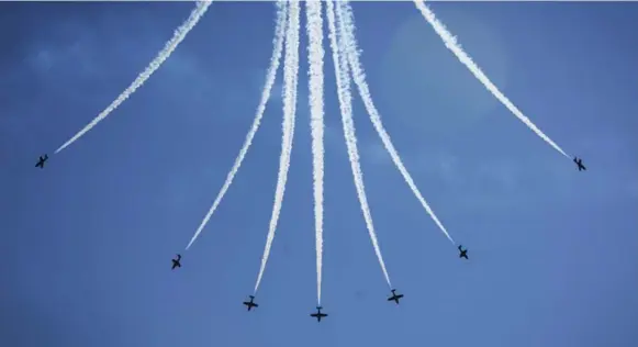  ?? MELISSA RENWICK PHOTOS/TORONTO STAR ?? The Canadian Forces Snowbirds wow the crowd during the first day of the Canadian Internatio­nal Air Show at the CNE. The show continues through the weekend.