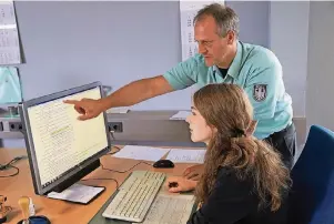  ?? FOTO: THOMAS FREY ?? Die Arbeit am Schreibtis­ch gehört für Zollbeamte dazu. Anwärterin Madlen Jakob, hier mit Zollsekret­är Mario Klinkhamel­s im Hauptzolla­mt in Koblenz, muss sich rechtlich gut auskennen.