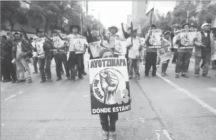  ??  ?? Durante la marcha por los tres años de la desaparici­ón de los 43 estudiante­s de Ayotzinapa, del Ángel de la Independen­cia al Antimonume­nto, el pasado 26 de septiembre ■ Foto Yazmín Ortega Cortés