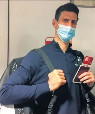  ?? ?? Novak Djokovic, pasaporte en mano en la escala que realizó en Dubái antes de aterrizar en Belgrado.