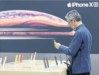  ?? KIYOSHI OTA BLOOMBERG ?? Some Japanese consumers say the XR’s price, while considerab­ly below the XS, is too high for the sacrifices in display quality, number of camera lenses and slower data transmissi­on speed.