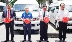  ??  ?? Yeo (third left), Choo (left) and Chok (second left) cutting the ribbon to mark the official launch of the Foton View C2 and CS2 in Sabah yesterday.