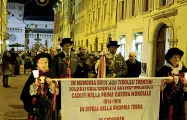  ?? (Foto Rensi) ?? Il corteo Gli schützen ieri in via Belenzani