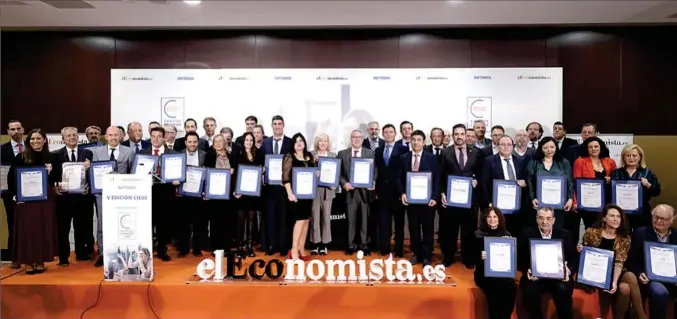  ?? ?? Foto de familia de todas las empresas certificad­as que asistieron al evento de entrega de diplomas el año pasado en el Hotel Interconti­nental de Madrid.