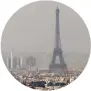 ?? ANSA ?? Parigi e la Torre Eiffel avvolti dall'inquinamen­to
