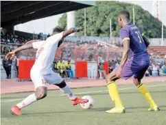  ??  ?? Ibrahim Olawoyin of Enugu Rangers tries to dribble Kabiru-Moshood of MFM of Lagos during their match at the Agege township stadium.