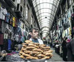  ?? AFP via Getty Images ?? Die Preise für Brot und andere Waren steigen.