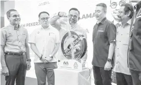  ?? — Gambar Bernama ?? PERASMIAN: Sim (tiga kiri) merasmikan Kempen Tolak Gula PERKESO 2024 di Jabil Malaysia di George Town, semalam. Turut hadir Pengerusi Jawatankua­sa Beli, Sukan dan Kesihatan Negeri Pulau Pinang Gooi Zi Sen (dua kiri), Pengerusi Lembaga PERKESO Datuk Seri Subahan Kamal (kanan), Ketua Eksekutif PERKESO Datuk Seri Dr Mohammad Azman Aziz Mohammed (kiri) dan Pengurus Urusan Jabil Malaysia, Sj Tan (dua kanan).