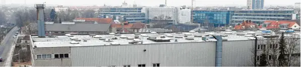  ?? Fotos: Silvio Wyszengrad ?? Der Blick von oben zeigt das ehemalige Gelände der Firma Zeuna Stärker an der Äußeren Uferstraße (links). Die alten Fabrikhall­en werden abgerissen. Es entsteht ein neues Wohnquarti­er mit bis zu 700 Wohnungen. Zur Orientieru­ng: Der gläserne Bau, der...