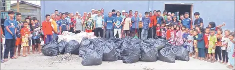  ?? — Photo by Reef Check Malaysia ?? Villagers of Kg Larapan Hujung posing with Reef Check Malaysia representa­tives and other parties involved in the clean-up.